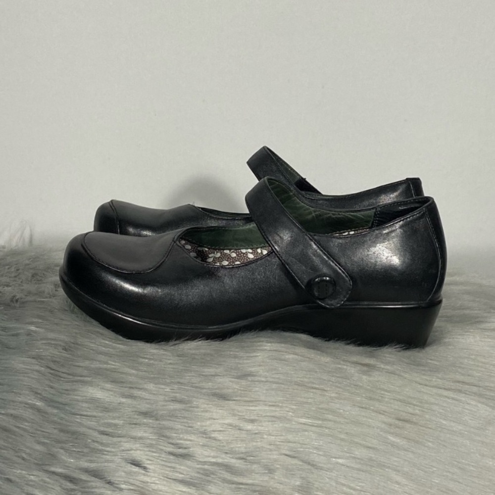 Non-slip restaurant shoes